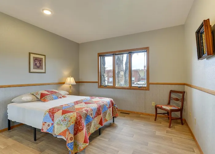 Spacious 10 Minutes To Sleep Canyon!